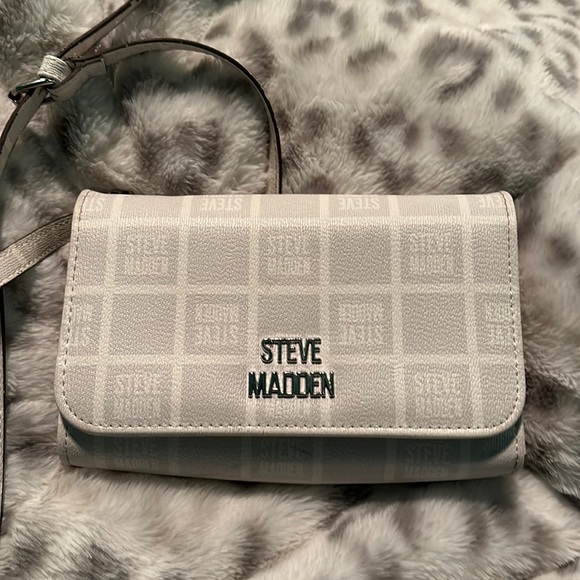 I’m selling an Steve Madden crossbody bag in white - Picture 1 of 4